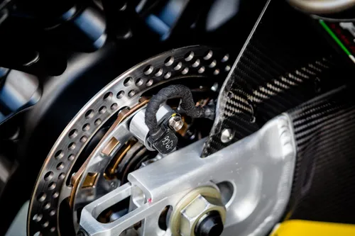 carbon moto2 4 1536x1024