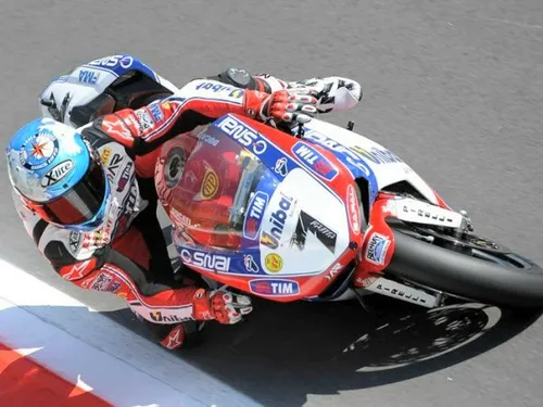 Dettaglio del propulsore Triumph 765cc destinato alla classe Moto2