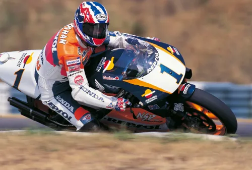 carpeta83 8 mick doohan gprepublica checa 1995 foto repsol mediano