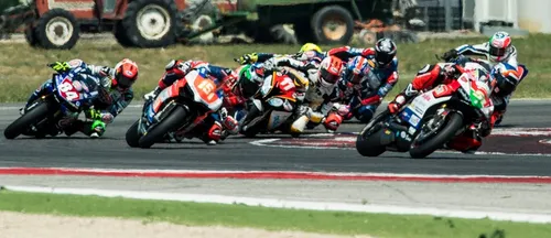 Alex Rins (42) sul podio a Losail