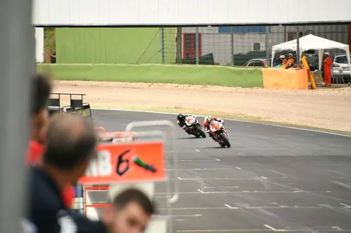 Leon Haslam con una Kawasaki Ninja ZX-10R in pista a Donington Park