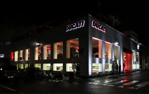 Il plotone di testa dell'Australian Superbike al Wakefield Park Raceway