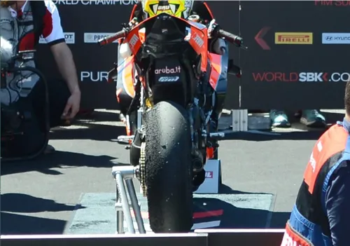 Gomma di Alvaro Bautista in Superpole