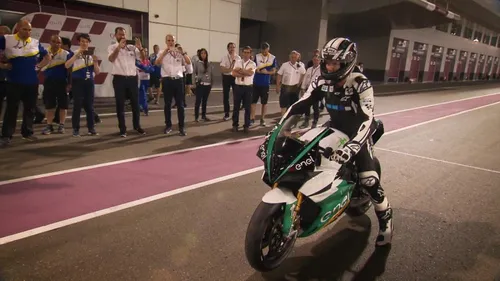 Takumi Takahashi festeggia la vittoria della 200km Suzuka