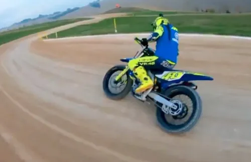 La firma sul contratto di Sam Lowes per il suo ritorno in Moto2