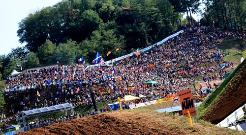 Gary Mason con Tsingtao Kawasaki