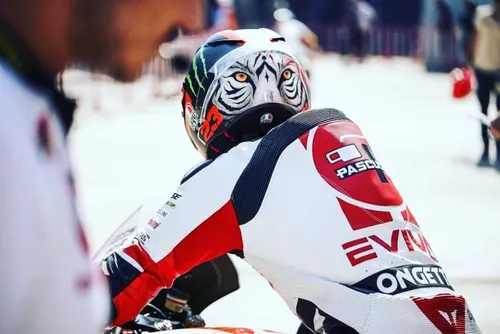 Michael van der Mark doma la R1 in un recente test privato a Suzuka