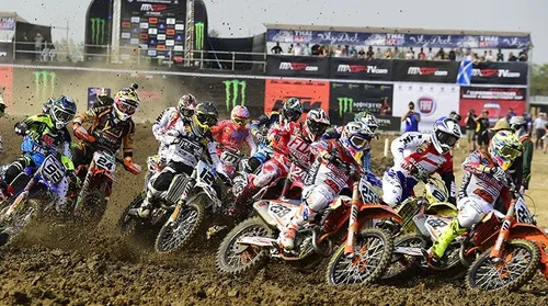 aprilia_racing_team_superbike_2013_03