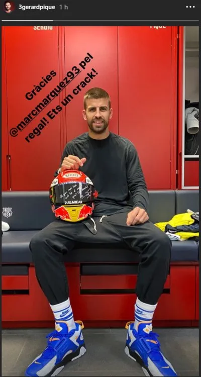 Gerard Piqu&eacute; con il casco di Marc Marquez