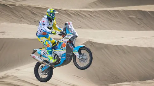 jacopo cerutti al via della dakar 2018 moto in mezzo alle dune 139594 660x368