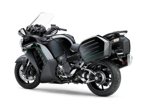 Niccol&ograve; Canepa in posa con la R1 di GMT94 del FIM EWC