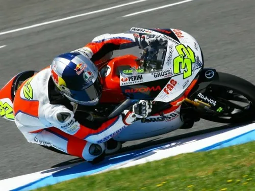 Lo stesso Marc Marquez aveva festeggiato la conquista del Mondiale 2012 in Moto2 con la bandiera spagnola...