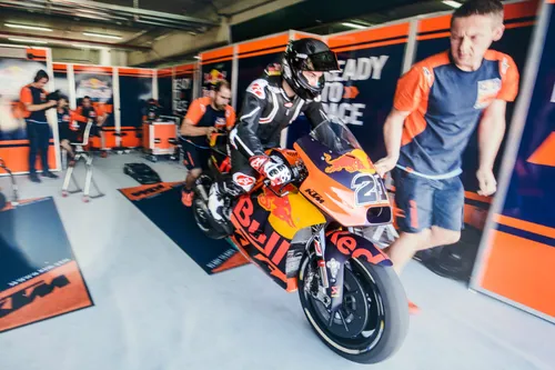 Joan Lascorz scherza nella griglia di partenza a Losail