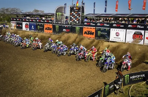 Per gli scarsi risultati, Red Bull KTM Ajo Moto3 ha persino perso il box "fisso", dovendo trasferirsi nel paddock...