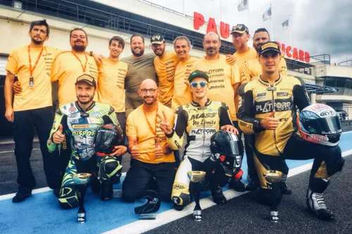 Il No Limits Motor Team al completo festeggia il podio del Bol d'Or