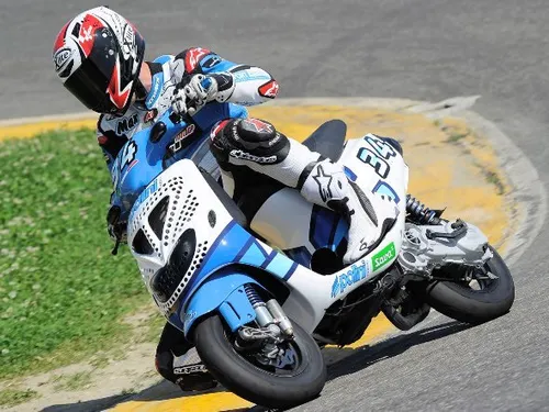 Tommy Hill con la Suzuki Crescent a Guadix