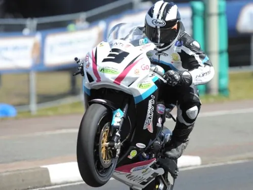 Riccardo Cecchini correr&agrave; con una Triumph