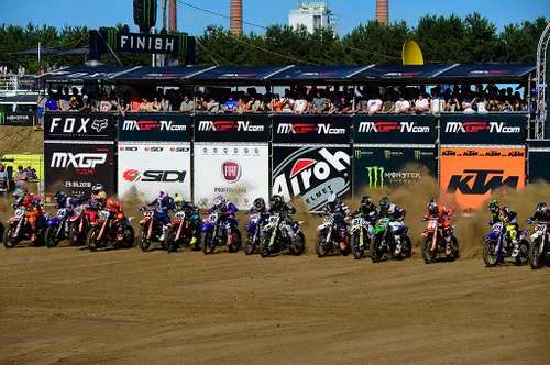 Dennis Foggia con lo Sky VR46 Junior Team festeggia la vittoria ad Estoril