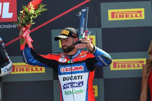 Dan Linfoot di traverso a gomme fumanti a Thruxton