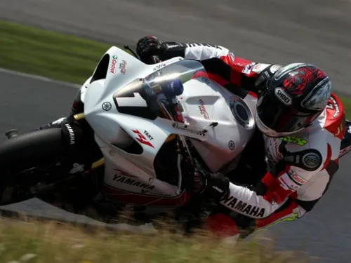 Tommy Bridewell in sella alla Suzuki GSX-R 1000 a Brands Hatch