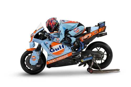 Ai Ogura with the "Gulf livery"