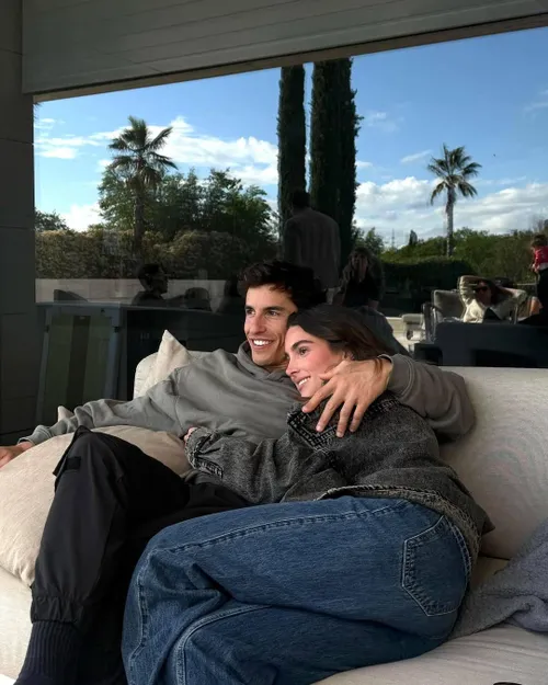 Garden with two-level swimming pool