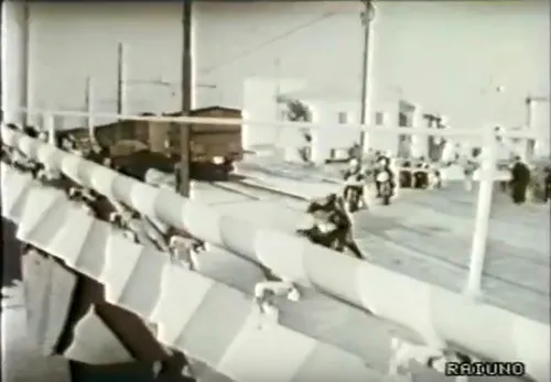 Motogiro 1955: i piloti bloccati dal passaggio al livello si arrangiano