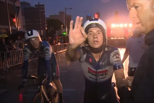 Remco Evenepoel expressou bastante desagrado com algumas incidências durante o início da Volta a Espanha