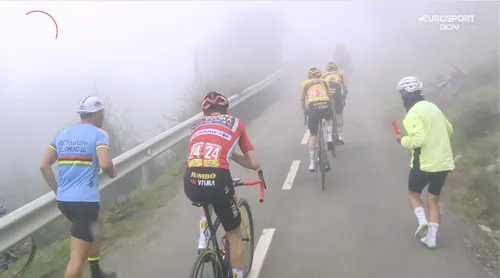 Sepp Kuss a tentar aguentar a roda de Primoz Roglic e Jonas Vingegaard durante a Vuelta 2023