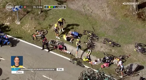 Jonas Vingegaard esteve envolvido numa grave queda durante a Volta ao País Basco