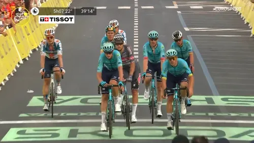 O momento em que Cavendish e Jakobsen, dois sprinters presentes no Tour, passam a linha de meta