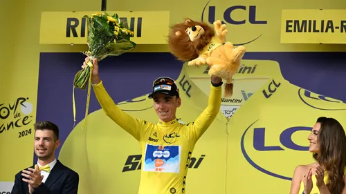 Romain Bardet veste a camisola amarela do Tour pela primeira vez na carreira