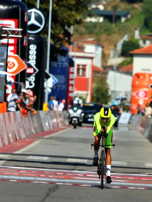 Rafael Reis ganhou o prólogo da Volta a Portugal e foi o primeiro camisola amarela da corrida