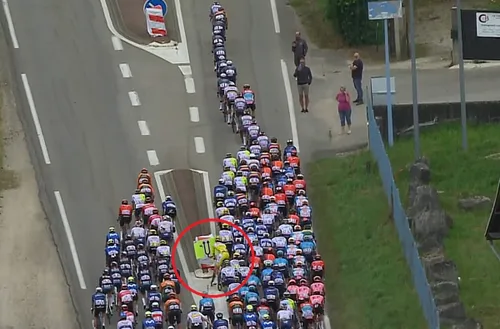 Pogacar faz uma manobra à Peter Sagan e escapa a uma queda