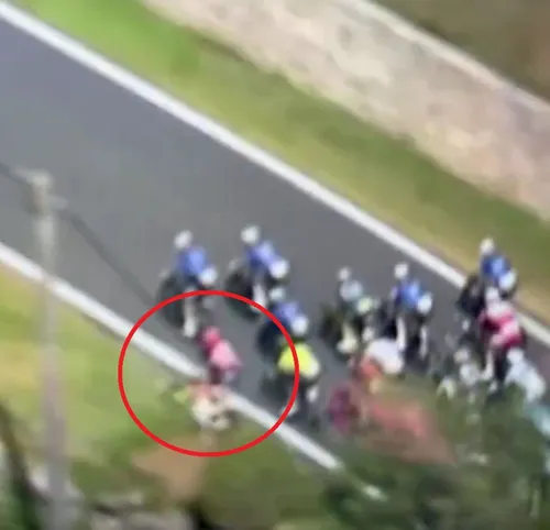 Richard Carapaz foi forçado a sair de estrada (e a cair ao chão) enquanto tentava fugir de um pelotão bloqueado pela equipa da Decathlon