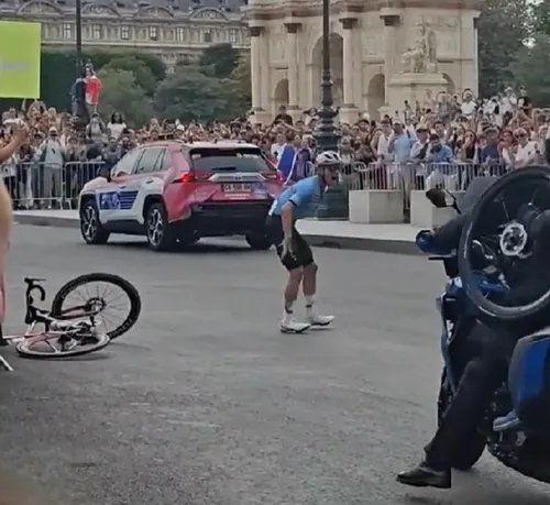 Remco Evenepoel num momento de tensão a poucos quilometros de se sagrar campeão olímpico de estrada&nbsp;