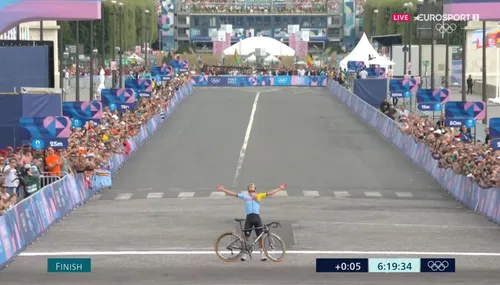 Remco Evenepoel é campeão olímpico de fundo e de contrarrelógio