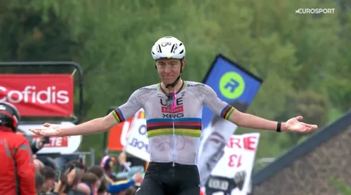 Tadej Pogacar celebra a vitória na Flèche Wallogne de boca fechada. Uma imagem para a história.