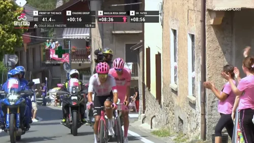 Richard Carapaz ataca Isaac del Toro durante a etapa 20 da Volta a Itália