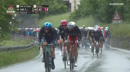 A chuva intensa dificultou a vida aos ciclistas e tornou a etapa ainda mais dura