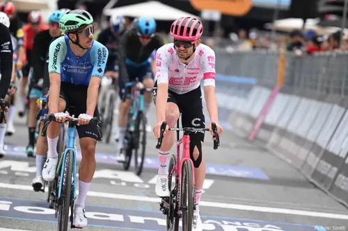 Dries de Bondt (Decathlon) ao lado de um dos vencedores de etapa no Giro, Kasper Asgreen (EF)