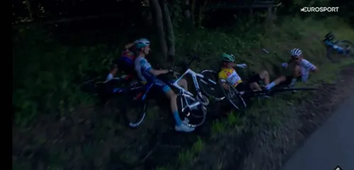 Majka foi um dos vários ciclistas envolvidos na queda (o ciclista mais à direita da imagem)