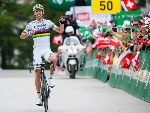 Rui Costa levanta os braços com a Camisola Arco-Íris em&nbsp;Saas-Fee, vencendo a ultima etapa e a classificação geral da Volta à Suíça de 2014