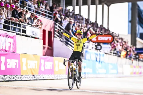 Pauline Ferrand-Prévot celebra a vitória em Paris-Roubaix