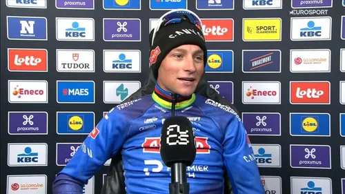 Mathieu van der Poel fala aos media após vencer a Omloop Het Nieuwsblad 2026
