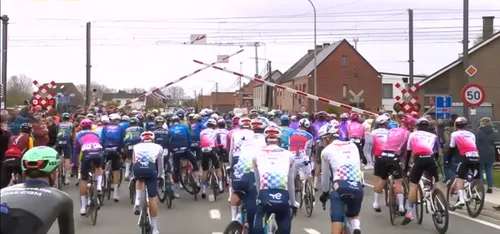 A Volta à Flandres 2026 foi abruptamente interrompida pela passagem de um comboio