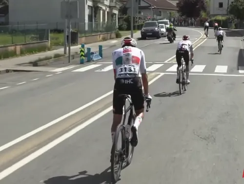 Isaac del Toro voltou a subir à bicicleta após a queda. Abandonaria a corrida poucos metros depois.