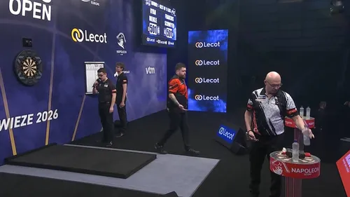 No handshake between Smith and Mansell pre-match