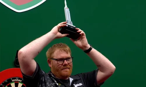 Matt Campbell präsentiert nach Turniersieg der North American Championship 2024 seine Trophäe<br>