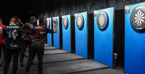 Typische Atmosphäre bei einem Pro-Tour-Turnier der PDC: Gespielt wird parallel an mehreren Boards – ohne Publikumslärm und in vergleichsweise ruhiger Umgebung
